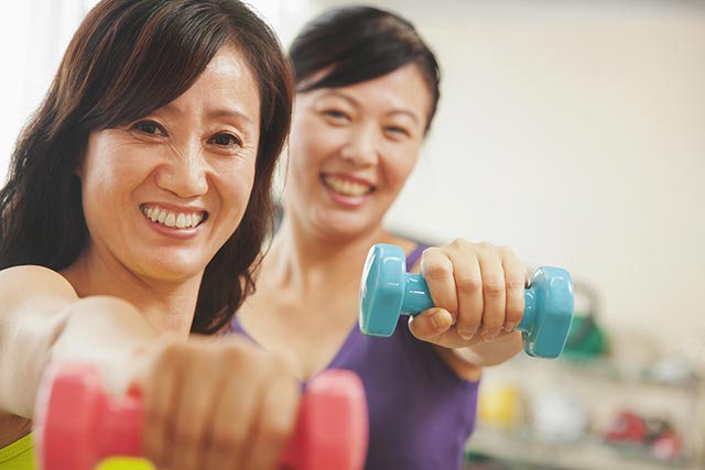 Two-mature-women-lifting-weights.jpg