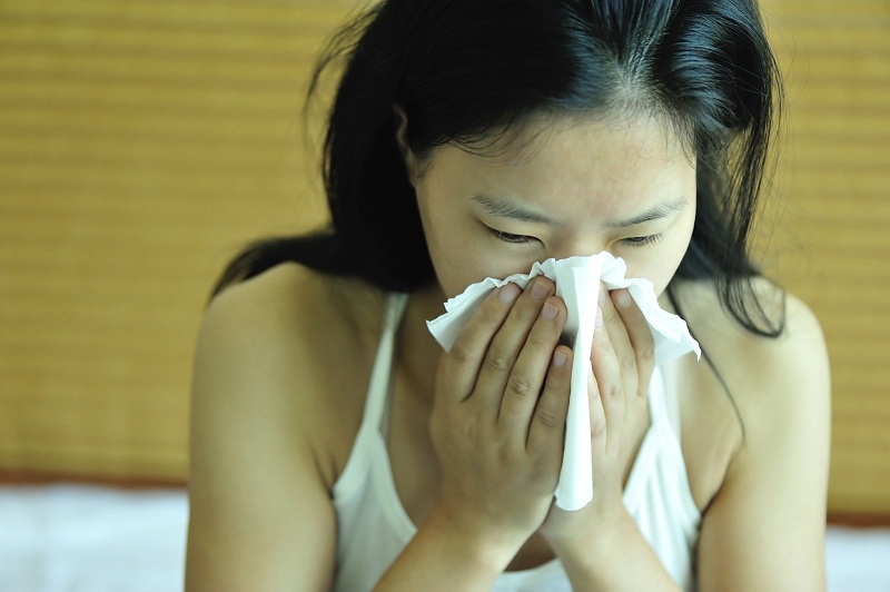 sneezing_woman.jpg
