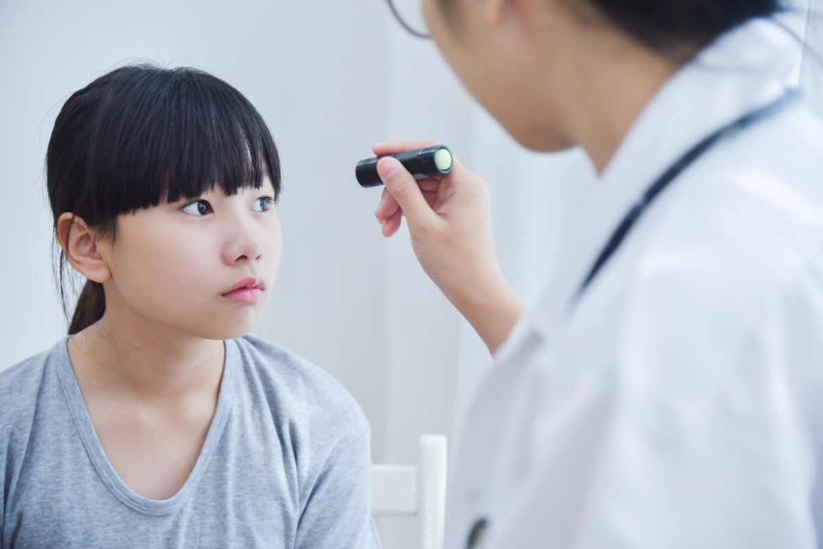 doctor-patient-lasik-consultation.jpg