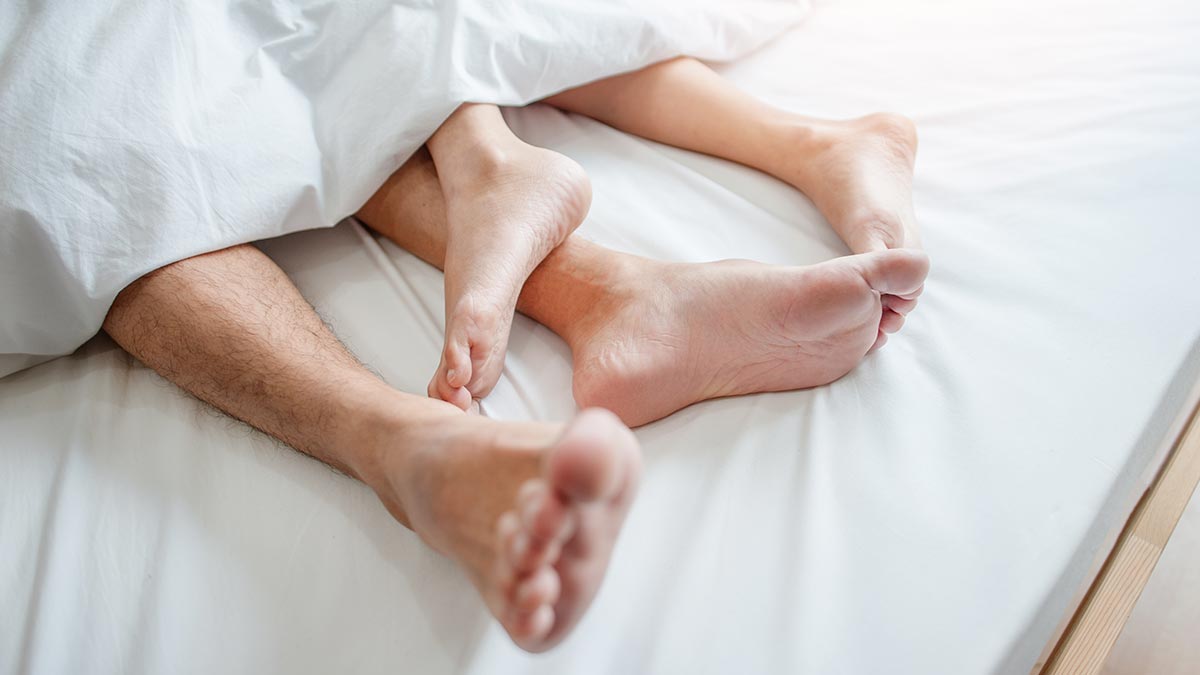love-lying-in-bed-in-hotel-embracing-on-white-sheets.jpg