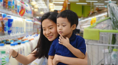 Opmz_Young-Asian-mother-and-her-kid-shopping-in-supermarket-with-blurry-background-917984078.jpg