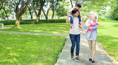 muslim-familu-spending-time-in-the-park.jpg