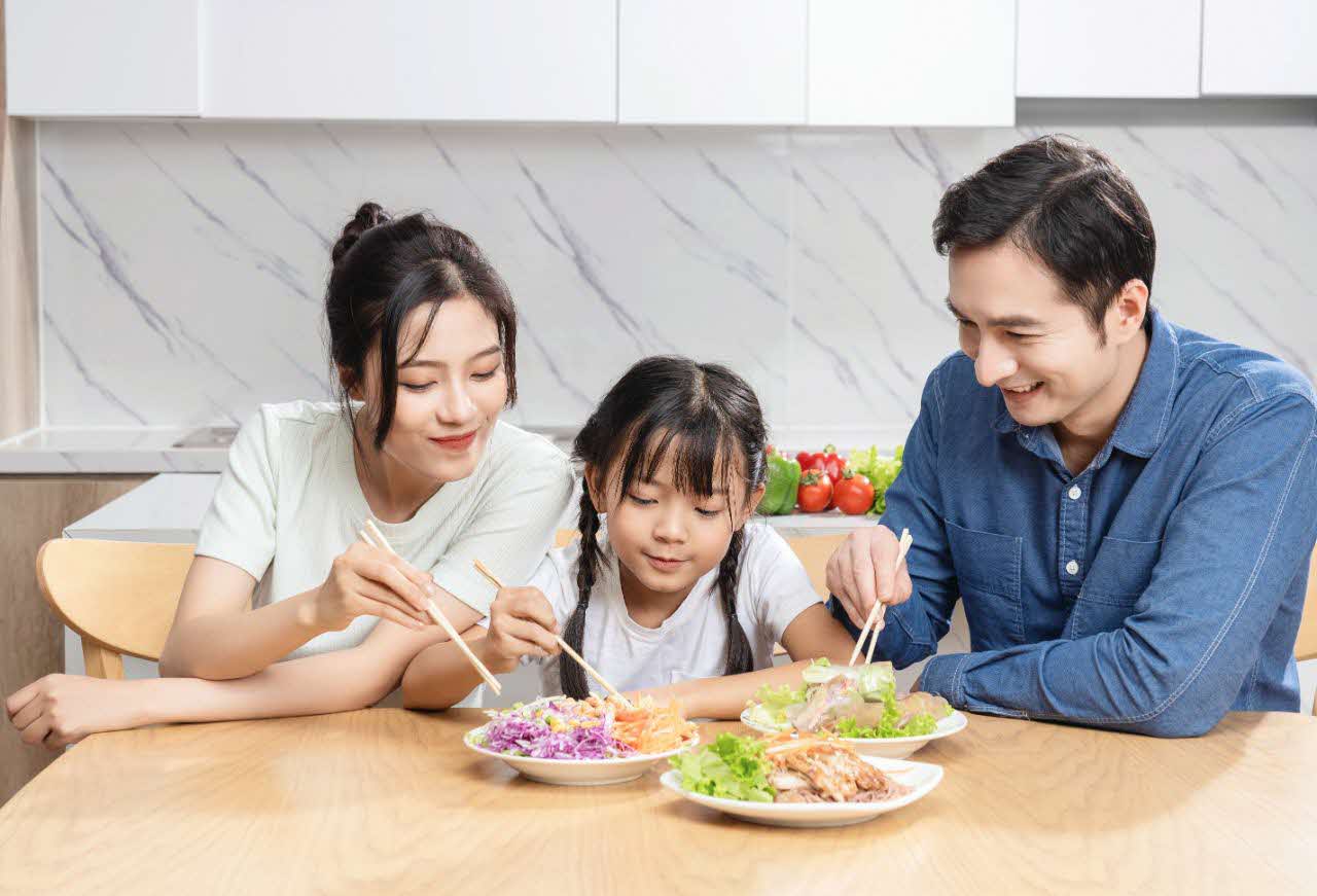 Parent having dinner with their child